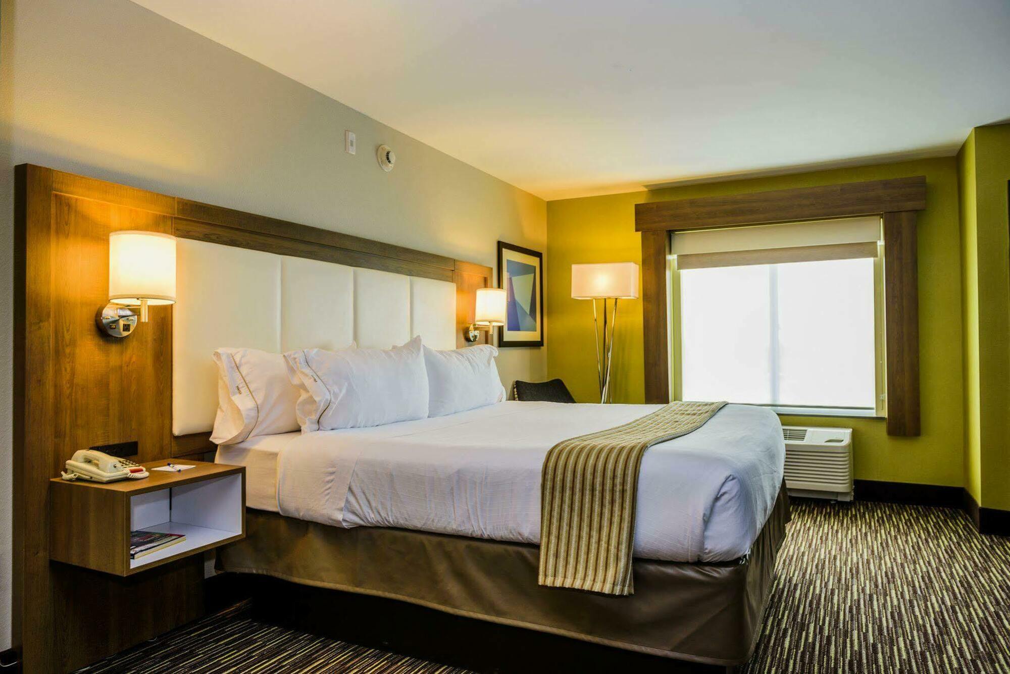 Holiday Inn Express & Suites Jamestown By Ihg Exterior photo